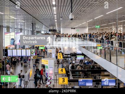 2022-09-13 10:56:47:00 SCHIPHOL - viaggiatori in attesa alla sala partenze 1 presso l'aeroporto di Schiphol. A causa di un numero limitato di posti di sicurezza, ci sono ancora lunghe code di fronte alle sale di partenza. ANP SEM VAN DER WAL olanda fuori - belgio fuori Foto Stock