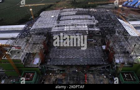 Nanning, Nanning, Cina. 13th Set, 2022. La sera del 12 settembre 2022, fotografia aerea del sito di costruzione di Nanning North Station di Guinan High-Speed Railway. Quando la notte cadde, presso il cantiere della stazione nord di Nanning della ferrovia ad alta velocità Guinan, i costruttori ''hanno acceso le luci'' per aumentare la costruzione. La stazione nord di Nanning è il più grande edificio della nuova stazione su tutta la linea ferroviaria ad alta velocità Guinan. Attualmente, oltre il 65% della costruzione di strutture in acciaio e muratura è stata completata, e la tettoia della piattaforma ha Foto Stock