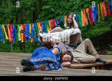 Prova di un sogno di Mid-Summer Night da parte di una giovane azienda Mini Mouth nel meraviglioso Thorington Outdoor Theatre. Foto Stock