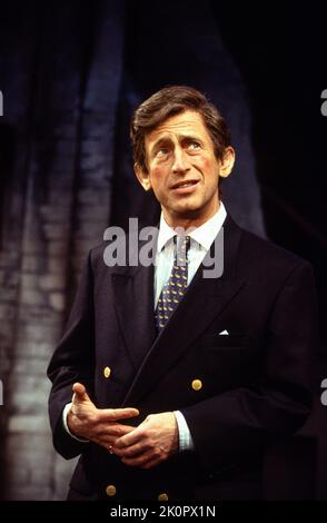 Toby Salaman (Prince Charles) nella REGINA E io di sue Townsend al Royal Court Theatre, Londra SW1 11/06/1994 una co-produzione con out of Joint e Haymarket Theatre, Leicester musica e testi: Mickey Gallagher & Ian Dury design: Fotini Dimou illuminazione: Rick Fisher regista: Max Stafford-Clark Foto Stock