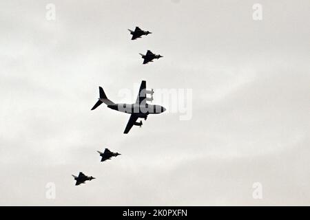 Pulheim, Germania. 13th Set, 2022. Un Airbus A400 M e quattro Eurofighter volano in stretta formazione tra Colonia e Neuss. I piloti dei combattenti devono esercitarsi costantemente per mantenere la loro capacità operativa. Credit: Federico Gambarini/dpa/Alamy Live News Foto Stock