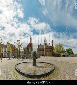 Piazza Vrijthof con la Basilica di San Servaas, Maastricht, Limburgo, Paesi Bassi, città, Villaggio, primavera, *** Caption locale *** Paesi Bassi Foto Stock