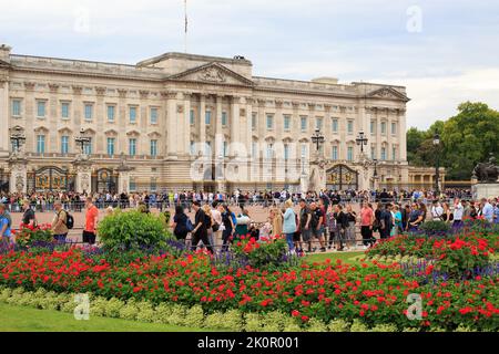 Buckingham Palace, Londra 2022. Molte persone vengono a visitare il Palazzo per rendere il loro rispetto alla regina Elisabetta II, che purtroppo è scomparsa il 8th Foto Stock