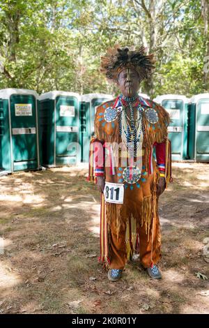 Ritratto completo di un membro della tribù dei nativi americani Narraganset. Presso la Shinnecock Powwow a Southampton, Long Island, New York. Foto Stock