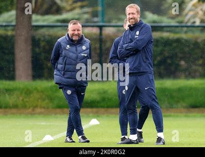 Graham Potter (centro), direttore di Chelsea, con l'assistente Billy Reid (centro) e Anthony Barry durante una sessione di allenamento al Cobham Training Centre, Surrey. Data immagine: Martedì 13 settembre 2022. Foto Stock