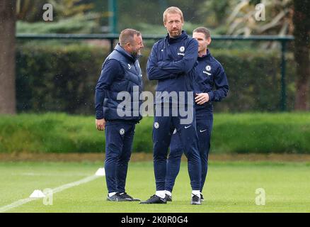 Graham Potter (centro), direttore di Chelsea, con l'assistente Billy Reid (centro) e Anthony Barry durante una sessione di allenamento al Cobham Training Centre, Surrey. Data immagine: Martedì 13 settembre 2022. Foto Stock