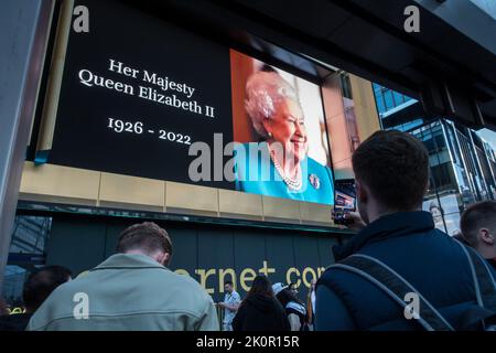 I cartelloni annunciano la morte della Regina Elisabetta II nel West End di Londra, settembre 8,2022 Foto Stock