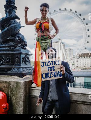 Attivisti al di fuori della New Scotland Yard a Londra che protestano contro la morte di Chris Kaba. Foto Stock