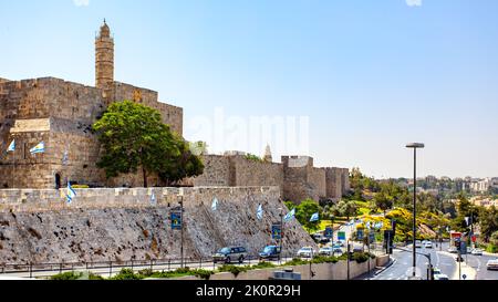 Gerusalemme, Israele - 20 maggio 2009: Mura della città vecchia di Gerusalemme e traffico stradale nelle vicinanze Foto Stock