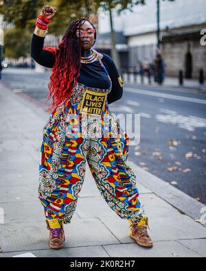 Marvina Newton di 'United for Black Lives' al di fuori di New Scotland Yard a Londra protestando contro i morti che sparano, e cercando solo per Chris Kaba. Foto Stock