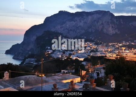 Capri - Scorcio del borgo da Via Matermania al tramonto Foto Stock