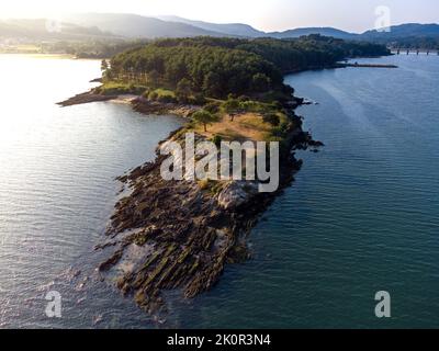 Impressionante immagine aerea drone del piccolo forte di Neixon a Boiro - Galizia Foto Stock