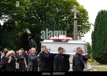 La bara di Archie Battersbee viene portata nella Chiesa di Santa Maria, Prittlewell, Southend-on-Sea, Essex, prima dei suoi funerali. Il 12, che durante l'estate era al centro di una lotta per il trattamento della vita, è morto il 6 agosto. Data immagine: Martedì 13 settembre 2022. Foto Stock