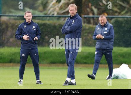 Graham Potter, direttore del Chelsea (al centro), con l'assistente Anthony Barry (a sinistra) e Billy Reid durante una sessione di allenamento al Cobham Training Centre, Surrey. Data immagine: Martedì 13 settembre 2022. Foto Stock