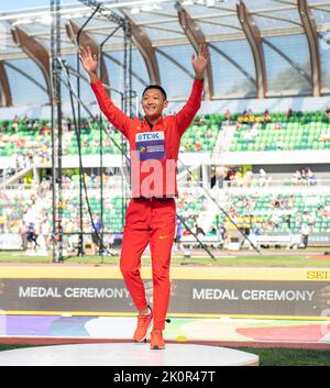 Jianan Wang di Cina riceve la medaglia d'oro per competere nel salto lungo degli uomini al World Athletics Championships, Hayward Field, Eugene, Oregon Foto Stock