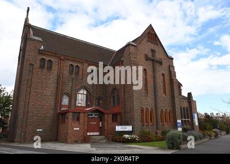 Esterno della chiesa anglicana Parrocchiale dei Parchi su Bridport St, con una grande croce di mattoni sul suo muro rivolto a nord Foto Stock