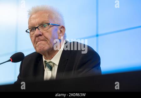 Stoccarda, Germania. 13th Set, 2022. Winfried Kretschmann (Bündnis 90/Die Grünen), Ministro Presidente del Baden-Württemberg, partecipa a una conferenza stampa. Il governo dello stato verde-nero vuole incoraggiare i cittadini a risparmiare energia con la campagna 'Cleverländ' nel sud-ovest. Credit: Marijan Murat/dpa/Alamy Live News Foto Stock