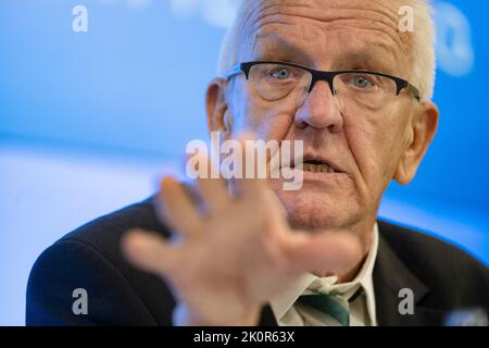 Stoccarda, Germania. 13th Set, 2022. Winfried Kretschmann (Bündnis 90/Die Grünen), Ministro Presidente del Baden-Württemberg, partecipa a una conferenza stampa. Il governo dello stato verde-nero vuole incoraggiare i cittadini a risparmiare energia con la campagna 'Cleverländ' nel sud-ovest. Credit: Marijan Murat/dpa/Alamy Live News Foto Stock