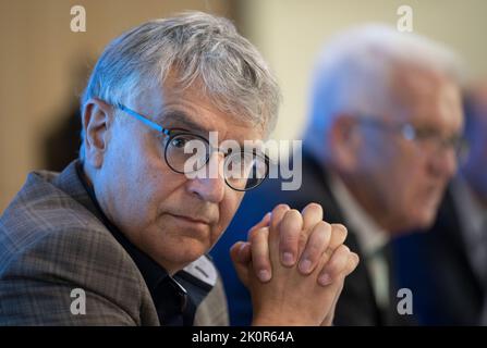 Stoccarda, Germania. 13th Set, 2022. Arne Braun (Bündnis 90/Die Grünen, l), portavoce del governo, e Winfried Kretschmann (Bündnis 90/Die Grünen), Ministro Presidente del Baden-Württemberg, partecipano ad una conferenza stampa. Braun diventerà segretario di Stato per la cultura nel Baden-Württemberg. Credit: Marijan Murat/dpa/Alamy Live News Foto Stock