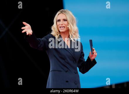 Colonia, Germania. 13th Set, 2022. Il presentatore Michelle Hunziker è in scena alla conferenza Digital X di Deutsche Telekom a Colonia. Credit: Thomas Banneyer/dpa/Alamy Live News Foto Stock