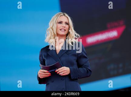 Colonia, Germania. 13th Set, 2022. Il presentatore Michelle Hunziker è in scena alla conferenza Digital X di Deutsche Telekom a Colonia. Credit: Thomas Banneyer/dpa/Alamy Live News Foto Stock