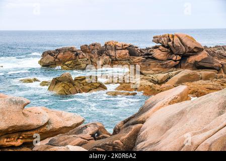 Paesaggio di granito rosa o rosso in Francia, Bretagna. Foto Stock