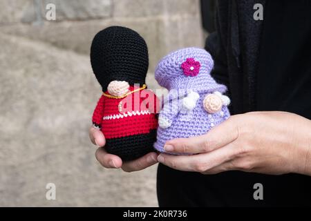 Windsor, Berkshire, Regno Unito. 13th Settembre 2022. Nikki Humphries ha portato le sue belle figure piccole del crochet con i fiori per lasciare sulla lunga camminata a Windsor dopo il passaggio triste di sua Maestà la regina accreditamento: Maureen McLean/Alamy Live News Foto Stock