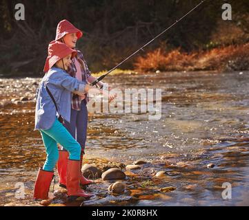 Le ragazze sono andate pesca. Due ragazze giovani che pescano da un fiume. Foto Stock