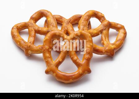 Pretzel a forma di cuore su bianco Foto Stock