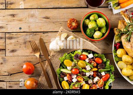 Vista dall'alto della tabella di ringraziamento arrosto tacchino, verdure autunno decorazione copia spazio su legno Foto Stock