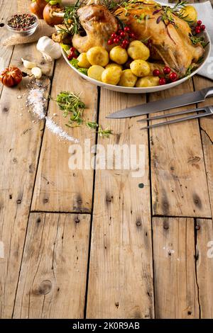 Vista dall'alto del tacchino arrosto da tavola del ringraziamento, patate, decorazione autunnale e spazio copia su legno Foto Stock