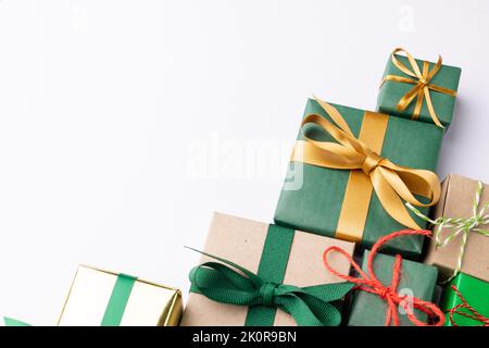 Immagine dei regali di natale che formano l'albero di natale e lo spazio della copia su sfondo grigio Foto Stock