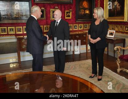 Re Carlo III incontra il relatore dell'Assemblea dell'Irlanda del Nord Alex Maskey e la vicepresidente del Sinn Fein Michelle o'Neill al castello di Hillsborough, Co Down. Data immagine: Martedì 13 settembre 2022. Foto Stock