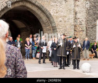 Il Clerk del comune di Tavistock, Carl Hearn, ha letto la proclamazione dei passi della Guildhall, insieme a dignitari e dirigenti civici, tra cui Ric Cheadle (Vice Presidente del Devon), il Consigliere James Ellis (Vice Sindaco di Tavistock), il Consigliere Caroline Mott (Sindaco del Devon occidentale), il Consigliere della contea Debo Sellis, Reverendo Rosie Illingworth, accompagnato dai portacolori del Mace della Città Foto Stock