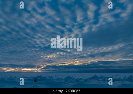 Le nuvole sopra Green Bay (Lago Michigan) sono mostrate fuori da Sunset Park, Fish Creek, Door County, Wisconsin Foto Stock