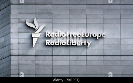 Radio Free Europe, radio Liberty, scritta sulla parete della sede centrale della stazione americana a Prag, in Repubblica Ceca, 30 agosto 2022 Foto Stock