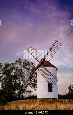 Ashton mulino a vento contro un cielo spiondo, con toni viola, Somerset, Regno Unito Foto Stock