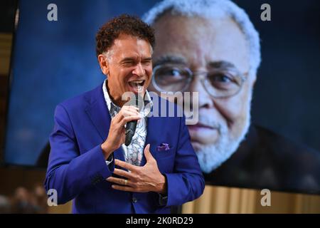 Brian Stokes Mitchell partecipa alla cerimonia di dedicazione del James Earl Jones Theater il 12 settembre 2022 a New York. Foto Stock