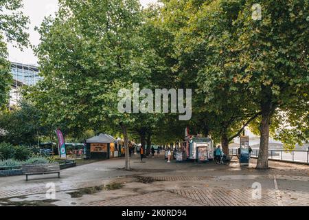 Londra, Regno Unito - 8 settembre 2022: Food truck su South Bank, un'area accanto al Tamigi famosa per il Southbank Centre, il Teatro Nazionale e il film BFI Foto Stock