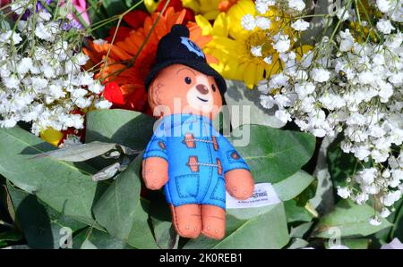 Manchester, Regno Unito, 13th settembre 2022. Un tributo all'orso di Paddington ha lasciato con i fiori in Piazza St Ann, Manchester, Regno Unito, come tributo a sua Maestà, la regina Elisabetta II La Regina morì, all'età di 96 anni, il 8th settembre 2022. Il Manchester City Council ha dichiarato sul suo sito web che la città di Manchester osserverà il periodo ufficiale di lutto di 10 giorni e che: “I residenti potrebbero voler porre dei fiori per segnare la morte di sua Maestà. Potrete deporre fiori in Piazza Sant'Ann'. Credit: Terry Waller/Alamy Live News Foto Stock