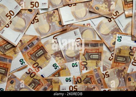 sfondo delle banconote 50 euro ben disposti. Euro denaro. Banche dell'Unione europea, risparmio finanziario, economia, banche, denaro, ricchezza Foto Stock