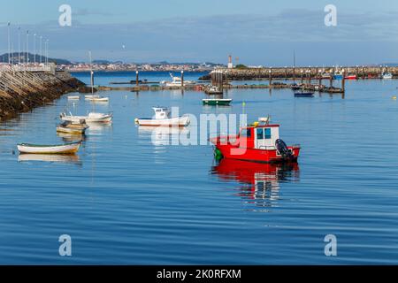 BAIONA, SPAGNA - 27 luglio 2022: Porto di pesca di Baiona. Pontevedra, Galizia, Spagna. Foto Stock