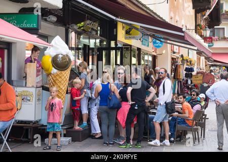 Fila di turisti in attesa di gelati nel centro di Bregenz, Austria Foto Stock