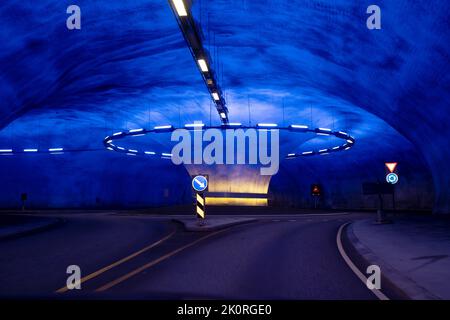 Rotonda in un tunnel in Norvegia, illuminato in blu, splendido stile architettonico Foto Stock