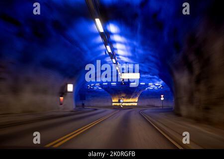 Rotonda in un tunnel in Norvegia, illuminato in blu, splendido stile architettonico Foto Stock