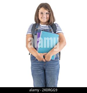 Una buona studentessa modesta indossa occhiali e tiene in mano i materiali di studio, sorridendo. Foto Stock