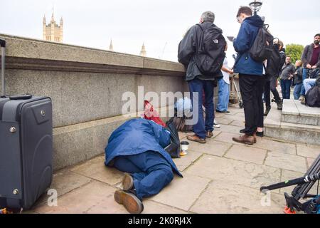 Londra, Regno Unito. 13th Set, 2022. Uno dei primi arrivi in coda prende un pisolino. Molte persone hanno già iniziato a fare la fila per la regina sdraiata, che si svolgerà dal 14th settembre al 19th settembre nella Westminster Hall del Palazzo di Westminster. Ci si aspetta che circa un milione di persone arrivino per vedere la bara della Regina prima del funerale, con enormi code notturne. Credit: Vuk Valcic/Alamy Live News Foto Stock