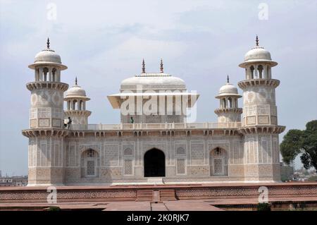 La Tomba di Itmad ud Daulah è realizzata in marmo bianco. Le decorazioni sulle pareti della tomba sono notevoli. Foto Stock