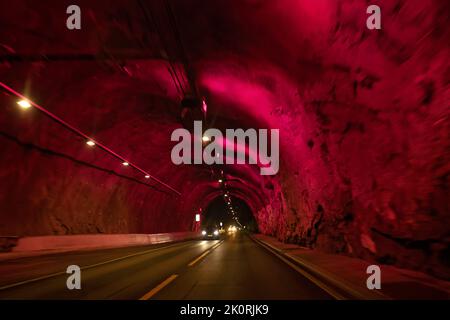 Tunnel stradale in Norvegia, Scandinavia, Europa, di colore rosa Foto Stock