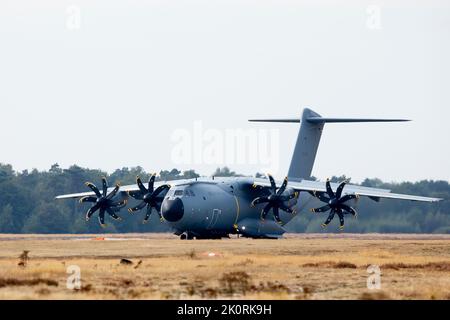 L'immagine mostra l'aereo da trasporto militare Airbus A400M durante un briefing stampa su Storm Tide 2022 (05-16/09), l'operazione di evacuazione fittizia non combattente, organizzata dalla difesa belga, a Weelde, martedì 13 settembre 2022. Circa 800 soldati della Terra, aria e componenti medicali costituiranno un distacco di intervento dispiegato lì per un'operazione di evacuazione fittizia non combattente (NEO) incorporando le diverse specialità e competenze DI SO Regt. Questo momento di stampa è organizzato per offrire la possibilità di osservare il lavoro dei para-commandos e del A40 Foto Stock